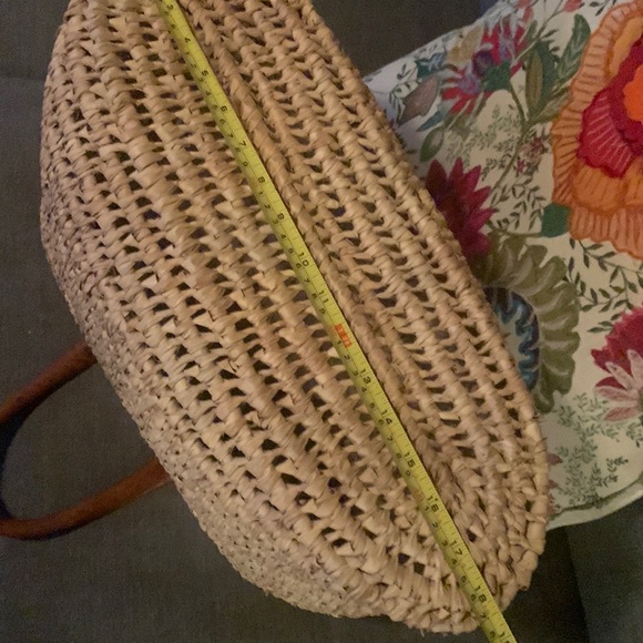 Large Straw Bag W/ Leather Handles - Picture 8 of 11